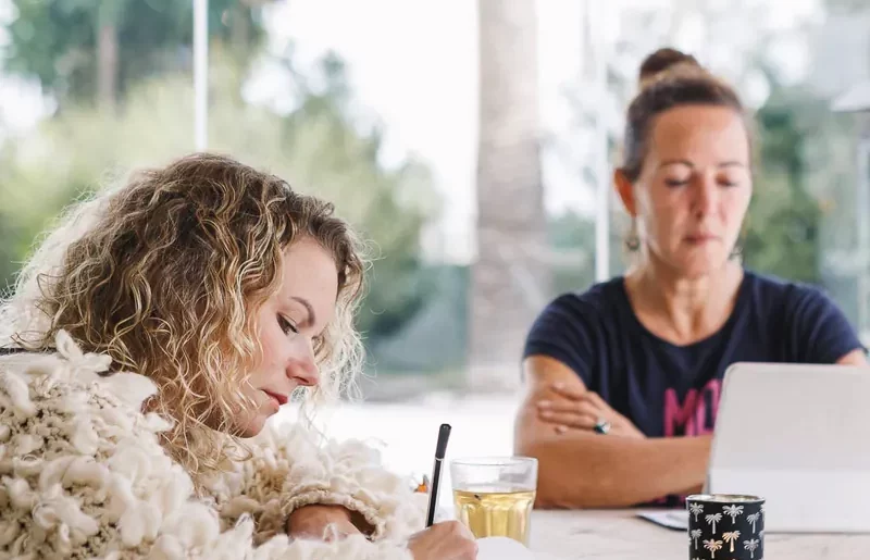 Van een workshop op een middag tot een begeleidingstraject van meerdere maanden. Ik werk met leidinggevenden die vastlopen, teams die opnieuw richting zoeken en professionals die willen groeien vanuit wie ze zijn.